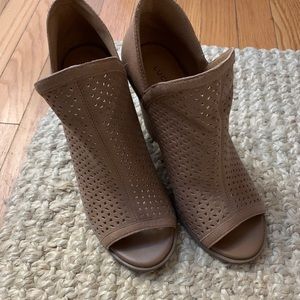 Lucky Brand beige open toed booties
